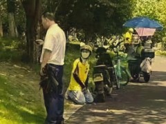 太气人！女大学生送外卖，保安让其当众跪下，众人为其打抱不平