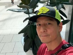 吴彦祖在商场长椅上怼脸自拍自嘲：以前总是好奇，那些老头子们为什么总在商场的长椅上坐着